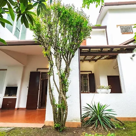 Nettes Ferienhaus In Mit Grossem Garten Nyaraló Lido delle Nazioni